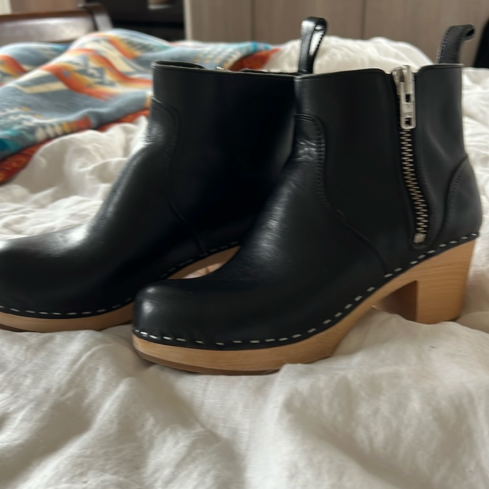 Swedish Hasbeens black and wood clog boot 38